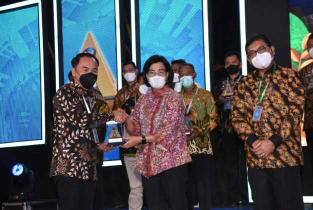 Hadiri RAKERNAS Akutansi Tahun 2022, Bupati Way Kanan Terima Penghargaan WTP Ke 12 Kali Berturut-turut