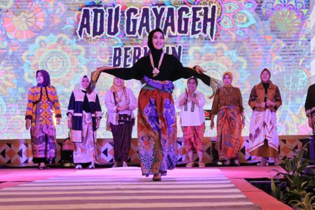 Ny. Dessy Adipati Ikuti Adu Gaya Geh Berkain Lampung Craft Ke-III Tahun 2022