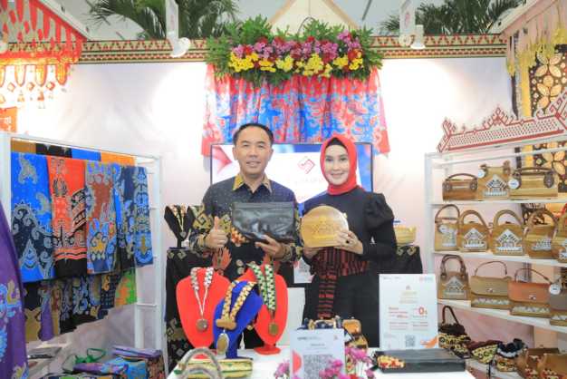 Bupati dan Ketua Dekranasda Way Kanan Hadiri Talkshow Perjalanan Wastra Lampung Menuju Kejayaan Pada Pameran Kriyanusa 2022