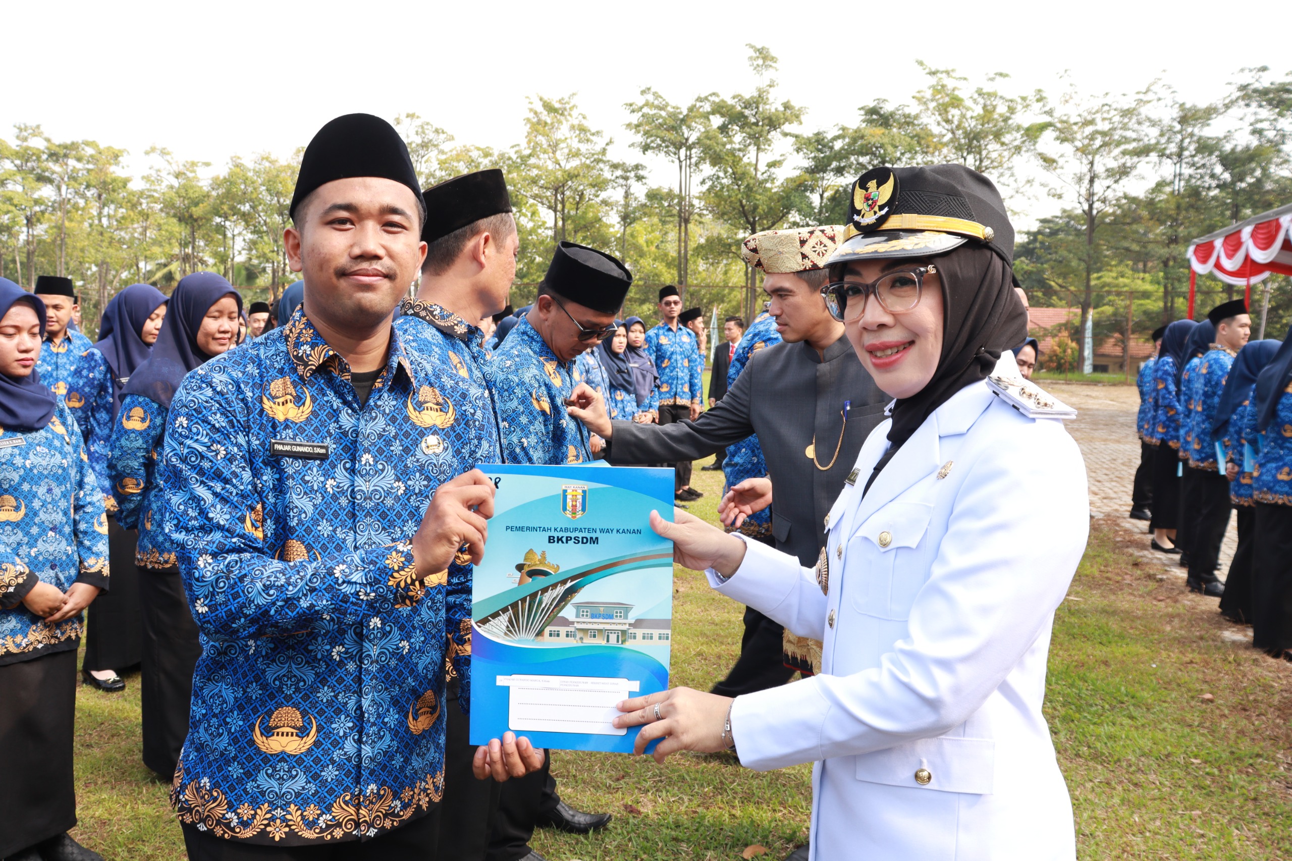 Semangat HUT Ke-26, Pemkab Way Kanan Serahkan SK CPNS Dan Dorong Produktivitas Pertanian
