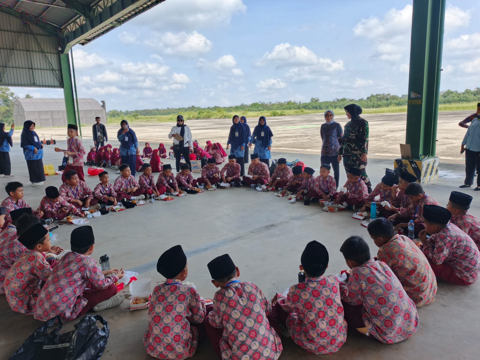 Plt. Bupati Ayu Asalasiyah Dukung Pembelajaran Lapangan Di Skadron 12/Amur Jaya Yudha