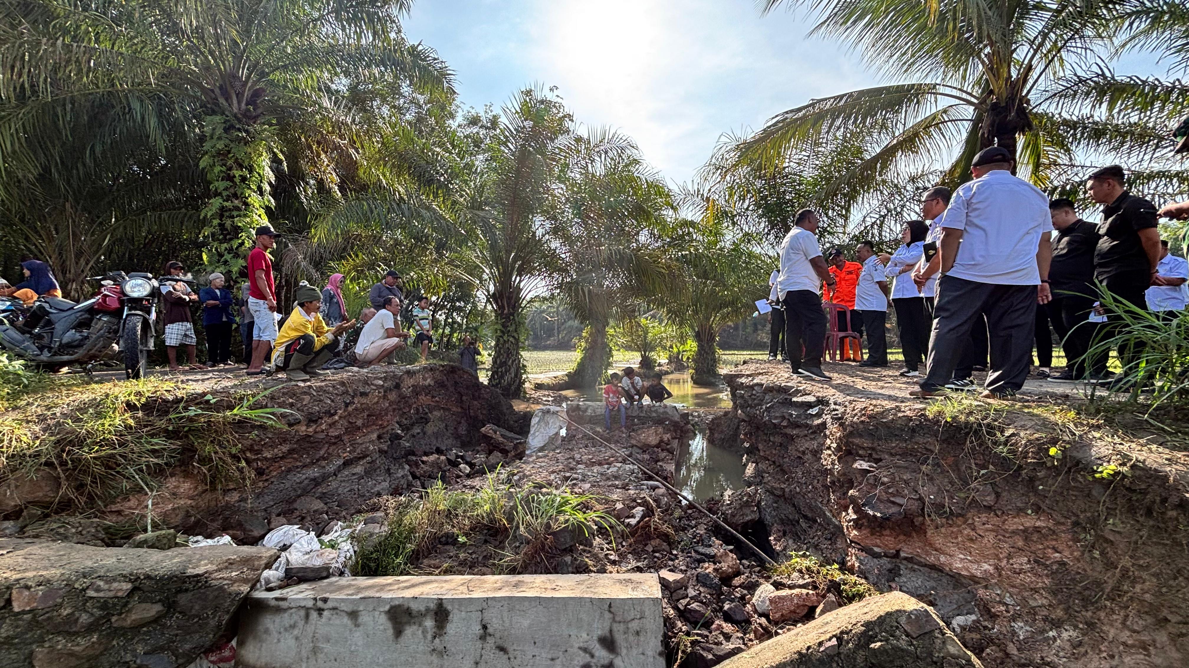 Plt. Bupati Way Kanan Tinjau Langsung Lokasi Amblasnya Jalan Gorong-Gorong Di Kampung Tanjung Dalam