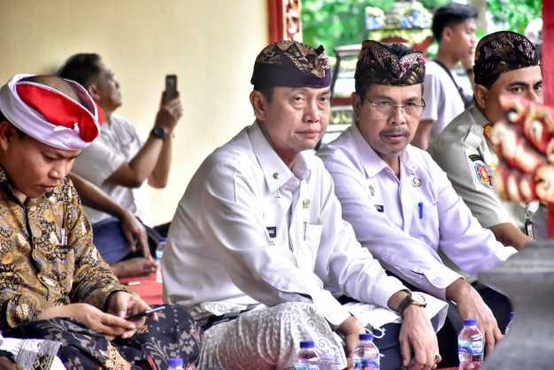 Wabup Ali Rahman Hadiri Upacara Adat Keagamaan Piodalan Alit Pura Dalem